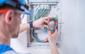Dépannage d’électricité par un technicien professionnel