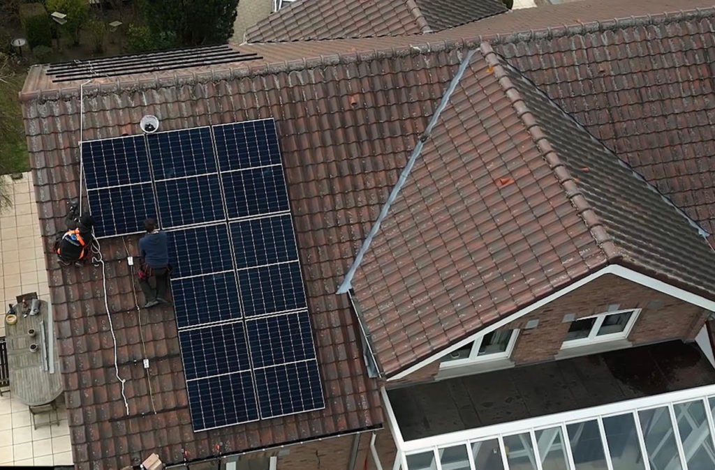 panneaux pour électricité solaire sur toit incliné